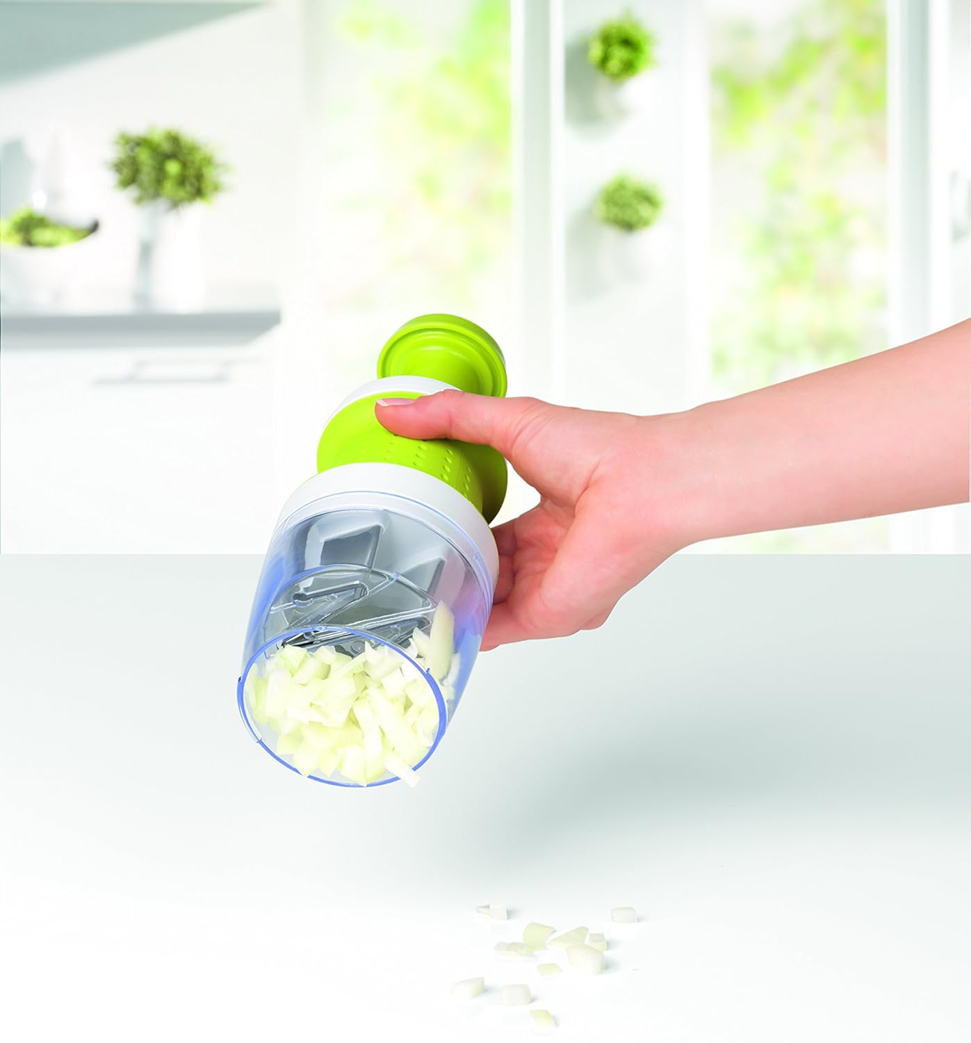 GOURMETmaxx 09896 Multi-Zerkleinerer, Gemüseraspel Küchenhelfer Gemüsehobel Zwiebelschneider, Edelstahl, 8,5 x 8,5 x 22,6 cm, limegrün/weiß — Ansicht 3