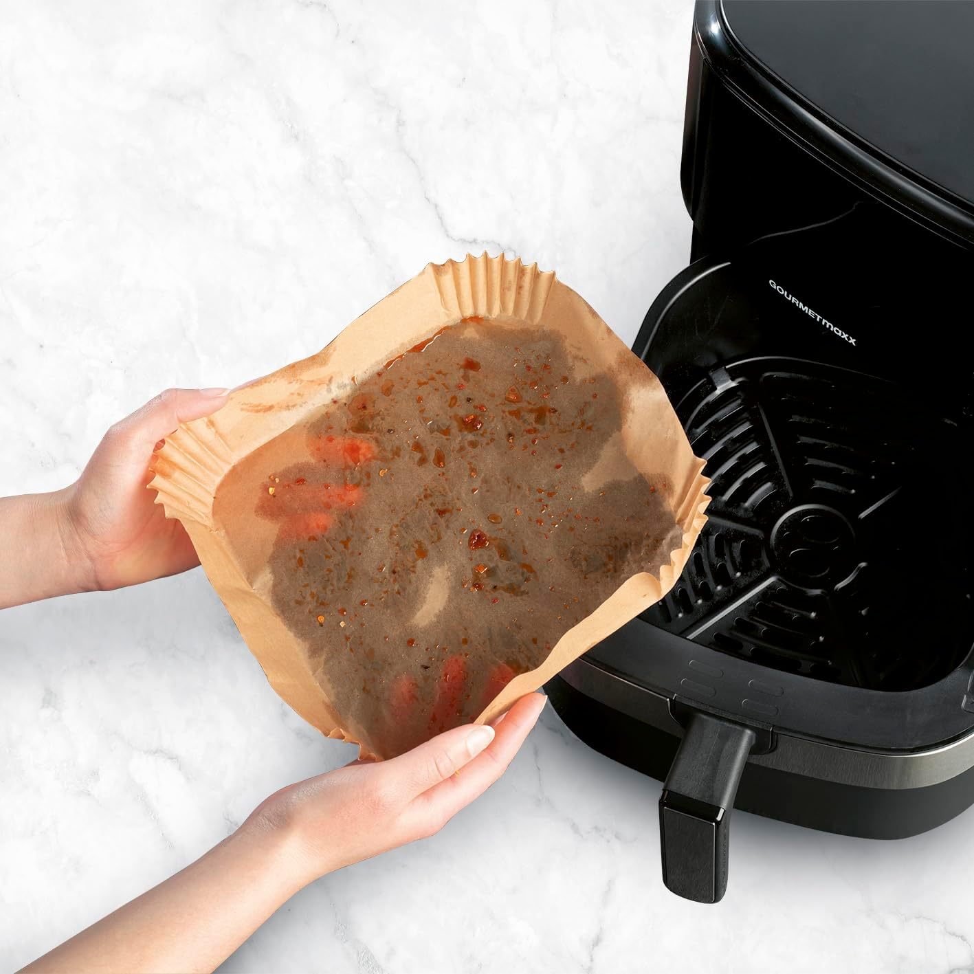 GOURMETmaxx quadratisches Backpapier für Heißluftfritteuse 5 bis 8 Liter | Backpapierschalen antihaftbeschichtet & ölbeständig | Airfryer Backpapier – flexible Form | 100 Stück – 23 x 23 x 4,5 cm — Ansicht 6