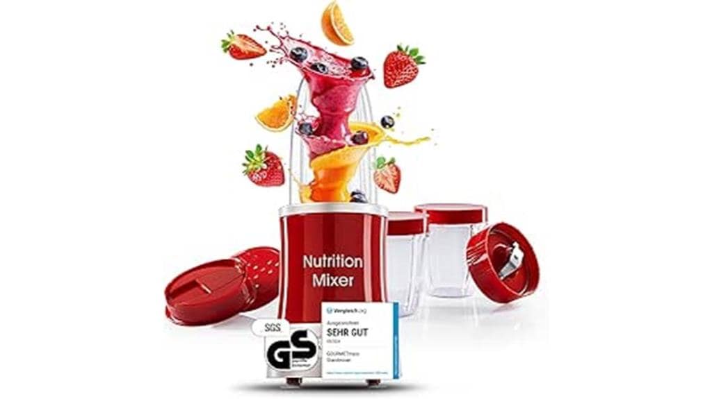 Ein roter GOURMETmaxx Nutrition Mixer mixt Früchte mit Smoothie-Spritzern und ganzen Fruchtstücken drumherum; abgebildet sind Becher und Deckel sowie im Vordergrund ein Qualitätssiegel und ein Testbericht.