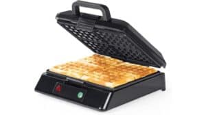 Das GOURMETmaxx Waffeleisen, hier mit geöffnetem Deckel und leuchtenden Kontrolllampen, liefert vier quadratische Waffeln und garantiert köstliche Ergebnisse. Perfekt für Ihren nächsten Testbericht oder ein leckeres Frühstück zu Hause.