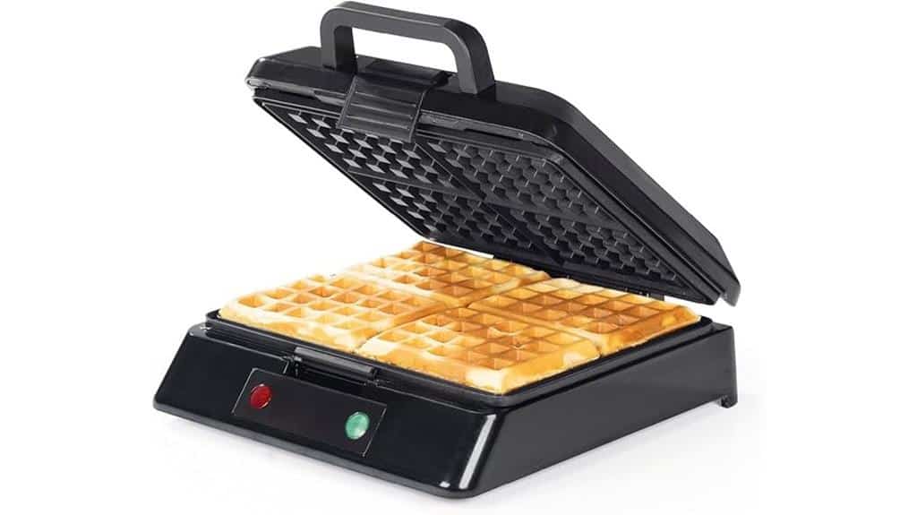 Das GOURMETmaxx Waffeleisen, hier mit geöffnetem Deckel und leuchtenden Kontrolllampen, liefert vier quadratische Waffeln und garantiert köstliche Ergebnisse. Perfekt für Ihren nächsten Testbericht oder ein leckeres Frühstück zu Hause.