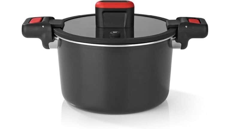 Schwarzer GOURMETmaxx Energiespartopf mit Glasdeckel, rot-schwarzen Griffen und passendem Deckelknopf auf weißem Grund. Perfekt für die nächste Kochrunde oder das alltägliche Kochen.