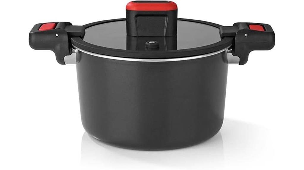 Schwarzer GOURMETmaxx Energiespartopf mit Glasdeckel, rot-schwarzen Griffen und passendem Deckelknopf auf weißem Grund. Perfekt für die nächste Kochrunde oder das alltägliche Kochen.