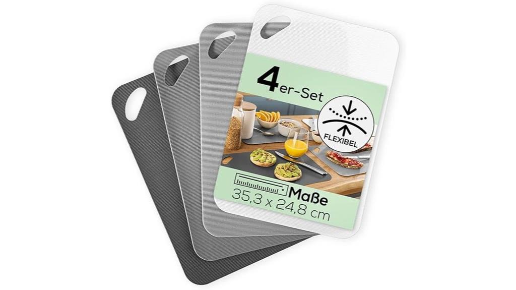 Vier flexible GOURMETmaxx Schneidebretter in Schwarz, Grau und Weiß sind fächerförmig angeordnet. Dieses 4-teilige Set (je 35,3 x 24,8 cm) ist ein echtes Küchen-Must-have und passt perfekt in jede Küche – siehe Top-Bewertung!.