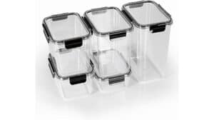 Fünf durchsichtige GOURMETmaxx Aufbewahrungsboxen mit schwarzen Verschlussdeckeln sind zusammen angeordnet, darunter drei hohe und zwei kurze rechteckige Aufbewahrungsboxen für Lebensmittel.