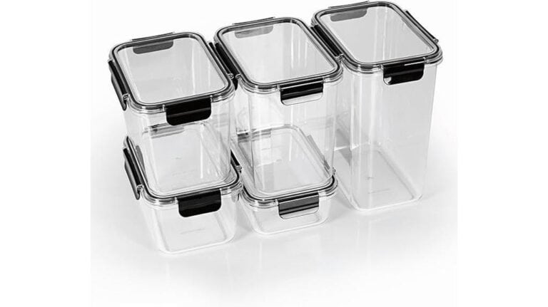Fünf durchsichtige GOURMETmaxx Aufbewahrungsboxen mit schwarzen Verschlussdeckeln sind zusammen angeordnet, darunter drei hohe und zwei kurze rechteckige Aufbewahrungsboxen für Lebensmittel.