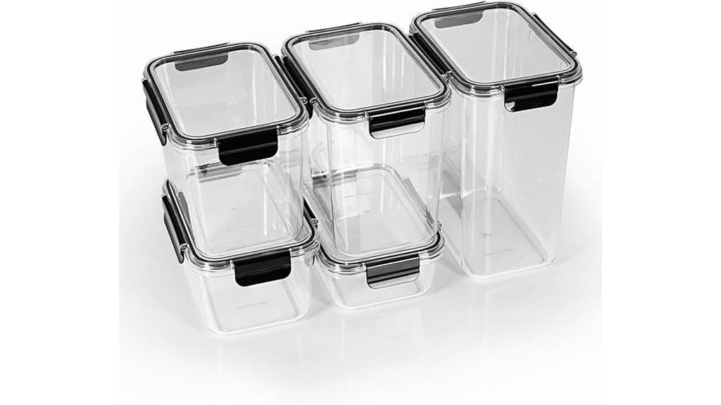 Fünf durchsichtige GOURMETmaxx Aufbewahrungsboxen mit schwarzen Verschlussdeckeln sind zusammen angeordnet, darunter drei hohe und zwei kurze rechteckige Aufbewahrungsboxen für Lebensmittel.