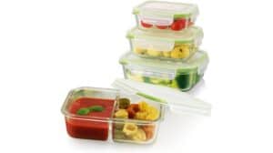 Ein Set aus vier durchsichtigen, rechteckigen Aufbewahrungsbehältern aus Kunststoff mit Deckeln mit grünem Rand, die jeweils mit verschiedenen Lebensmitteln wie Tomaten, Nudeln, Brokkoli und Soße gefüllt sind – perfekt für die geordnete Aufbewahrung, inspiriert von den Testberichten von GLAS KLICK-IT.