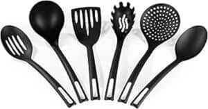 Das GOURMETmaxx Küchenutensilien-Set beinhaltet sechs schwarze Küchenutensilien aus Kunststoff – zwei Servierlöffel, einen Schaumlöffel, einen Schaumspatel, einen Pastaheber und eine Schaumkelle – perfekt angeordnet in einer Reihe. Ideal für jeden Küchenbedarf.