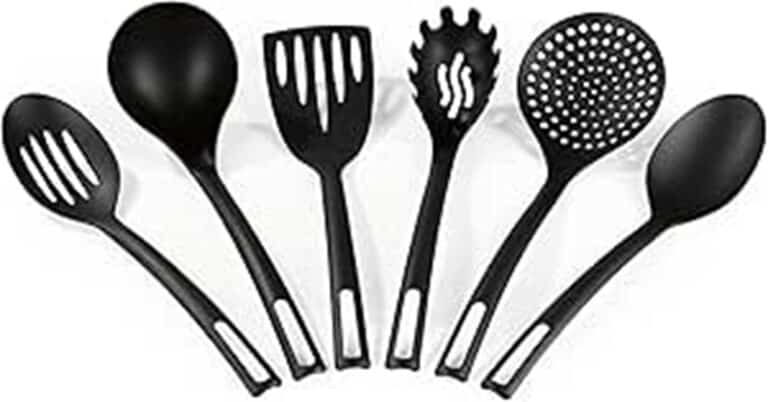 Das GOURMETmaxx Küchenutensilien-Set beinhaltet sechs schwarze Küchenutensilien aus Kunststoff – zwei Servierlöffel, einen Schaumlöffel, einen Schaumspatel, einen Pastaheber und eine Schaumkelle – perfekt angeordnet in einer Reihe. Ideal für jeden Küchenbedarf.