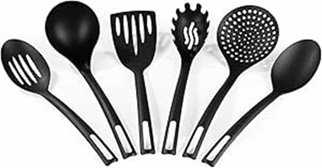 Das GOURMETmaxx Küchenutensilien-Set beinhaltet sechs schwarze Küchenutensilien aus Kunststoff – zwei Servierlöffel, einen Schaumlöffel, einen Schaumspatel, einen Pastaheber und eine Schaumkelle – perfekt angeordnet in einer Reihe. Ideal für jeden Küchenbedarf.