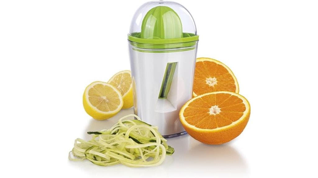 Eine Zitruspresse mit transparentem Deckel und grünen Akzenten, der Gourmet Maxx 00756 Entsafter, ist umgeben von Zitronen- und Orangenhälften sowie einem Stapel Gemüsespiralscheiben abgebildet.