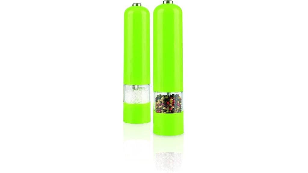 Zwei leuchtend grüne elektrische Mühlen der Gourmet Maxx Mill von TV Unser Original, eine mit Salz, die andere mit gemischten Pfefferkörnern gefüllt, stehen aufrecht auf weißem Hintergrund. Ein stilvolles Set, perfekt für jede Gourmetküche – lesen Sie den neuesten Testbericht!.