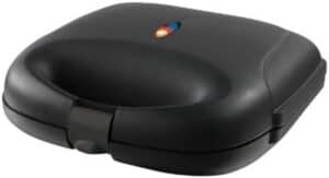 Ein geschlossener schwarzer Gourmet Maxx Vario Chef Sandwichmaker mit Verschluss und Kontrollleuchte an der Oberseite – ideal für schnelle Snacks. Bewertung und Vor- und Nachteile dieses Modells überzeugen viele Nutzer.