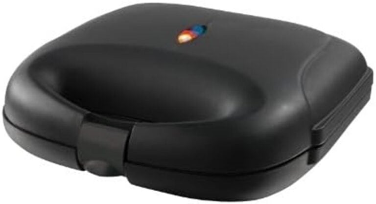 Ein geschlossener schwarzer Gourmet Maxx Vario Chef Sandwichmaker mit Verschluss und Kontrollleuchte an der Oberseite – ideal für schnelle Snacks. Bewertung und Vor- und Nachteile dieses Modells überzeugen viele Nutzer.