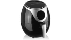 Die GOURMETmaxx Digitale Heißluftfritteuse besticht durch ihr abgerundetes Design in Schwarz und Silber mit Frontgriff und ist damit eine elegante Ergänzung für jede Arbeitsplatte. Perfekt für gesundes Kochen – weitere Details finden Sie in unserem Testbericht.