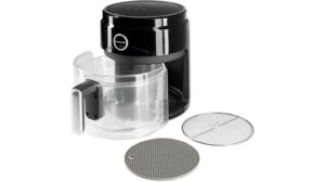Eine schwarz-transparente GOURMETmaxx Heißluftfritteuse mit abnehmbarer Glasschüssel, einem Griff und zwei runden Metallrosten an der Vorderseite – ideal für gesundes Kochen und positive Bewertungen.