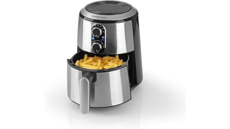 Eine GOURMETmaxx Heißluftfritteuse verfügt über ein Edelstahldesign, ein Bedienfeld an der Vorderseite und einen offenen Korb gefüllt mit knusprigen Pommes Frites – perfekt für gesundes Kochen mit Top-Bewertung.