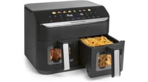 Die AirGenius Heißluftfritteuse verfügt über zwei Körbe mit digitaler Steuerung. So können Sie in einem Korb Pommes frites und im anderen Hähnchen frittieren – perfekt für schnelle, leckere Mahlzeiten. Lesen Sie mehr in unserem neuesten Heißluftfritteusen-Test.