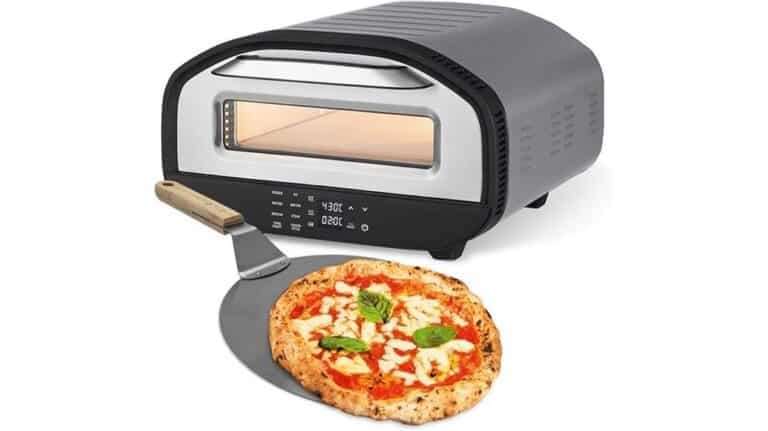 Ein GOURMETmaxx Elektrischer Pizza-Ofen mit digitaler Anzeige ist abgebildet. Im Testbericht sieht man einen Pizzaschieber mit einer frisch gebackenen Pizza, belegt mit Käse, Tomaten und Basilikum.