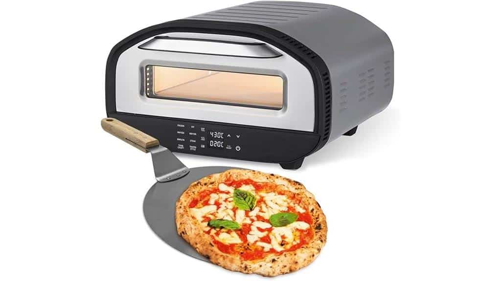Ein GOURMETmaxx Elektrischer Pizza-Ofen mit digitaler Anzeige ist abgebildet. Im Testbericht sieht man einen Pizzaschieber mit einer frisch gebackenen Pizza, belegt mit Käse, Tomaten und Basilikum.