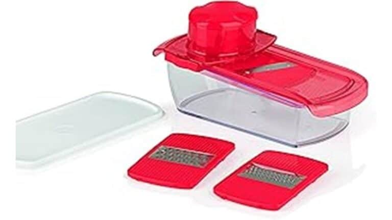 Der Gourmetmaxx Chopper Obst-Gemüse-Schneider aus rot-durchsichtigem Kunststoff mit Lebensmittelhalter, zwei auswechselbaren Reibeklingen und weißem Deckel auf weißem Hintergrund – ideal für jede Küche mit Top-Bewertung.