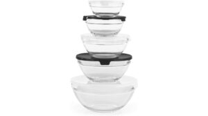 Das GOURMETmaxx Glas-Schüssel-Set besteht aus fünf Rührschüsseln aus klarem Glas mit schwarzen und weißen Kunststoffdeckeln, die von der größten zur kleinsten gestapelt sind – ideal für jede Küche. Entdecken Sie praktische Vielseitigkeit mit Top-Bewertung!.