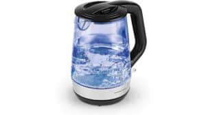 Ein durchsichtiger Glas-Wasserkocher von GOURMETmaxx mit schwarzem Griff und Deckel lässt Wasser kochen, wobei im Inneren des Glasbehälters Blasen sichtbar sind.