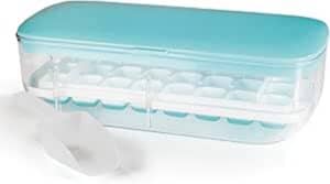 Ein rechteckiger GOURMETmaxx Eiswürfelbehälter mit blauem Deckel, weißer Innenschale und daneben platziertem weißen Löffel – perfekt für die einfache Herstellung von Eiswürfeln.