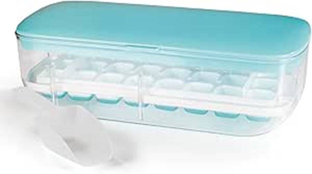 Ein rechteckiger GOURMETmaxx Eiswürfelbehälter mit blauem Deckel, weißer Innenschale und daneben platziertem weißen Löffel – perfekt für die einfache Herstellung von Eiswürfeln.