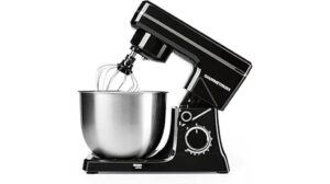 Ein schwarzer Küchenmaschinenmixer mit einer Rührschüssel aus Edelstahl und einem Schneebesenaufsatz, abgebildet auf weißem Hintergrund.