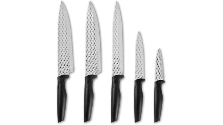 Das GOURMETmaxx Messerset umfasst fünf Küchenmesser im atemberaubenden Diamant-Look mit strukturierten silbernen Klingen und schwarzen Griffen, in einer Reihe vom größten zum kleinsten angeordnet – perfekt für jede Bewertung.