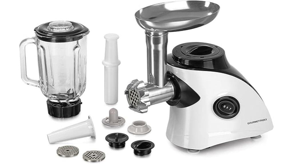 Ein Multifunktions-Küchengerät von Gourmetmaxx mit Mixer- und Fleischwolf-Aufsätzen, verschiedenen Scheiben und Zubehör übersichtlich auf einer weißen Fläche angeordnet – perfekt für jede Küche. Bewertung: Hervorragend!.