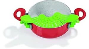 Ein roter GOURMETmaxx Topf mit zwei Griffen verfügt über ein grünes Aufstecksieb, das als praktische Ausgießhilfe für müheloses Abgießen dient.