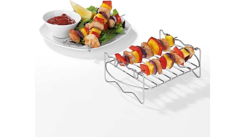 Ein GOURMETmaxx Edelstahl-Kochroste-Spießhalter dient zur Aufnahme von Gemüse- und Fleischspießen; im Hintergrund ist ein Teller mit weiteren Spießen, Salat, Zitronenspalte und einer Schale Ketchup zu sehen. Ideal für jeden Grill-Testbericht!.