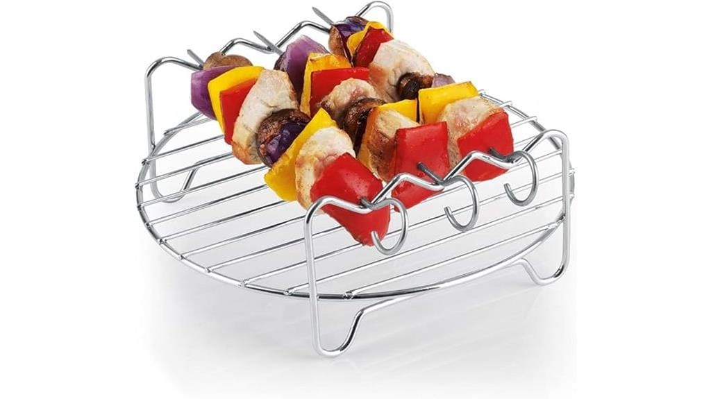 Auf einem GOURMETmaxx Edelstahl-Kochrost lassen sich Spieße mit verschiedenen Gemüse- und Fleischstücken perfekt angerichtet zum Zubereiten oder Servieren aufbewahren – ideal für jeden Testbericht.