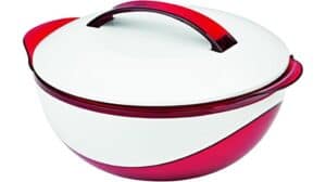 Eine rot-weiße GOURMETmaxx 06499 Thermo Bowl Auflaufform aus Kunststoff mit passendem Deckel und Griff oben.