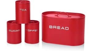 Vier rote GOURMETmaxx-Dosen mit den Aufschriften „TEE“, „ZUCKER“, „KAFFEE“ und ein großer „Brotkasten“ sind übersichtlich angeordnet und verleihen Ihrer Küche Stil und Funktionalität. Ideal für die Organisation und erhält Top-Bewertungen von Nutzern.