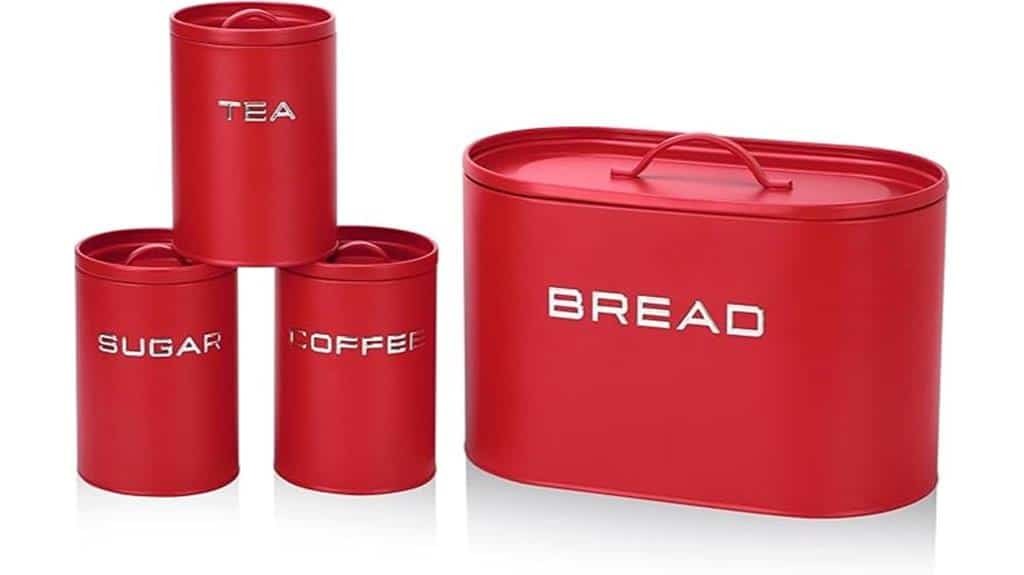 Vier rote GOURMETmaxx-Dosen mit den Aufschriften „TEE“, „ZUCKER“, „KAFFEE“ und ein großer „Brotkasten“ sind übersichtlich angeordnet und verleihen Ihrer Küche Stil und Funktionalität. Ideal für die Organisation und erhält Top-Bewertungen von Nutzern.