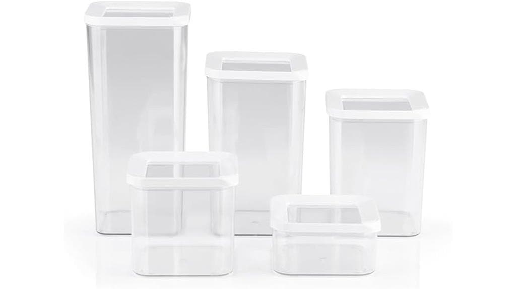 Fünf klare GOURMETmaxx-Aufbewahrungsgläser mit weißem Deckel, in verschiedenen Formen und Größen, sind übersichtlich in zwei Reihen angeordnet – perfekt, um die Organisation Ihrer Küche zu erleichtern.