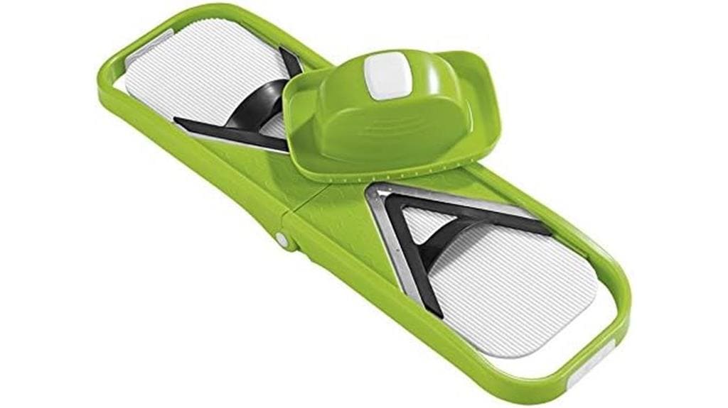 Grüner Maxxcuisine 09980 Gemüsehobel aus Kunststoff mit Handschutz auf weißem Hintergrund – ideal für jede Küche. Lesen Sie unseren Testbericht und erfahren Sie, warum TV Unser Original ihn zu einem unverzichtbaren Schneidewerkzeug gemacht hat.