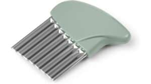 Der GOURMETmaxx Wellenschneider mit grünem Griff und Metallklinge sorgt für perfekte Schnitte beim Schneiden von Gemüse oder Kartoffeln – ein Muss für jede Küche. Überzeugen Sie sich noch heute von seinem schlichten Design!.