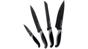 Vier Küchenmesser mit schwarz gesprenkelten Klingen und schwarzen Griffen mit silbernen Akzenten sind nebeneinander auf weißem Hintergrund angeordnet und zeigen die Präzision des GOURMETmaxx Messersets.
