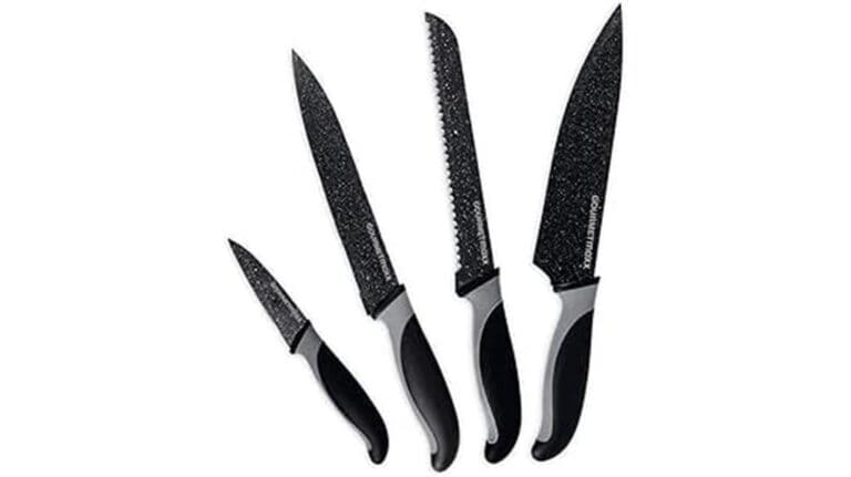 Vier Küchenmesser mit schwarz gesprenkelten Klingen und schwarzen Griffen mit silbernen Akzenten sind nebeneinander auf weißem Hintergrund angeordnet und zeigen die Präzision des GOURMETmaxx Messersets.