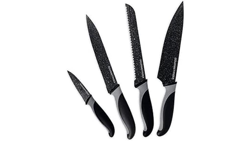 Vier Küchenmesser mit schwarz gesprenkelten Klingen und schwarzen Griffen mit silbernen Akzenten sind nebeneinander auf weißem Hintergrund angeordnet und zeigen die Präzision des GOURMETmaxx Messersets.