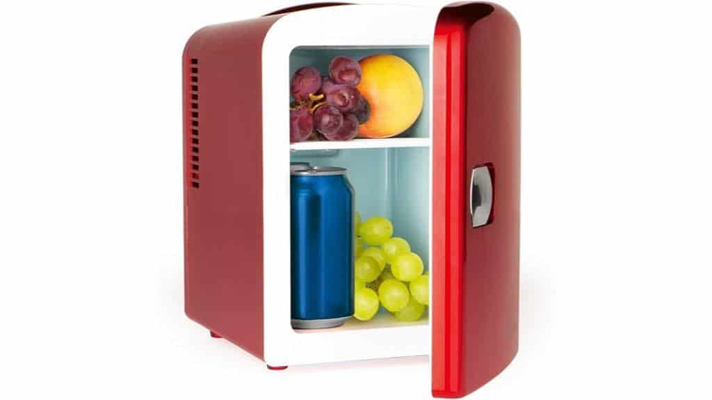 Ein kleiner roter Retro GOURMETmaxx Mini-Kühlschrank mit geöffneter Tür gibt den Blick auf Trauben, einen Pfirsich und eine blaue Dose frei.