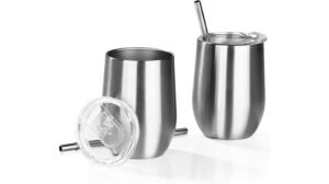 Gezeigt werden zwei GOURMETmaxx Weinbecher aus Edelstahl mit Deckeln und Metallstrohhalmen; Einer ist offen, der andere hat Deckel und Strohhalm – ideal für unterwegs. Perfekt bewertet von zufriedenen Kunden!.