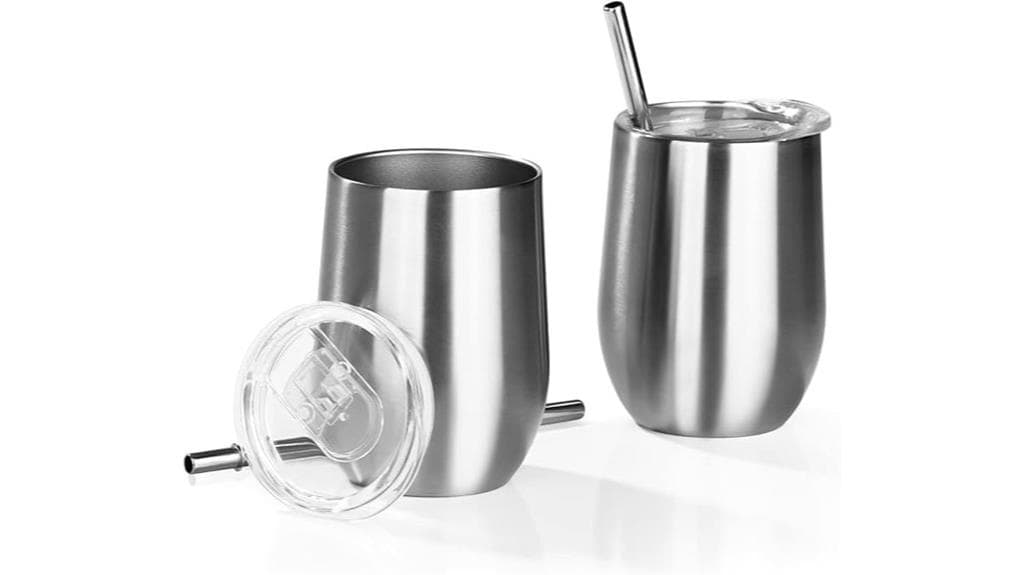 Gezeigt werden zwei GOURMETmaxx Weinbecher aus Edelstahl mit Deckeln und Metallstrohhalmen; Einer ist offen, der andere hat Deckel und Strohhalm – ideal für unterwegs. Perfekt bewertet von zufriedenen Kunden!.