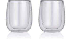 Zwei doppelwandige Glasbecher vom Typ GOURMETmaxx Thermal-Gläser stehen nebeneinander auf weißem Untergrund und bieten eine stilvolle Möglichkeit, Ihre Lieblingsgetränke zu genießen.