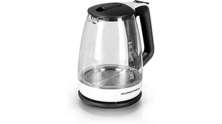 Auf seinem Sockel steht ein durchsichtiger GOURMETmaxx Glas-Wasserkocher mit schwarzem Griff und Deckel, der über sichtbare Wasserstandsmarkierungen verfügt – perfekt für punktgenaues Kochen und mit Top-Bewertungen der Nutzer.